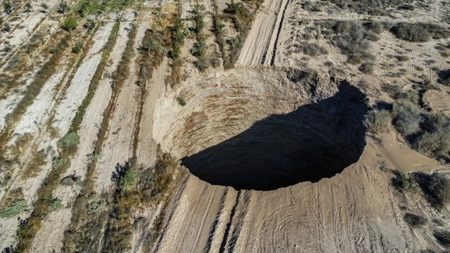 "Lo que significa claramente que existe una sobreexplotación que tendría relación con el hundimiento y que a su vez podría haber afectado al acuífero existente en el lugar". Foto Afp