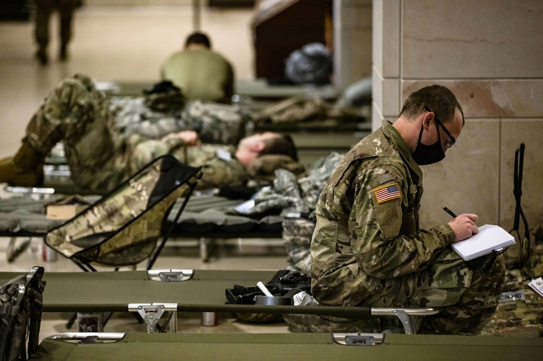 Militares estadunidenses duermen en el interior del capitolio. Foto Afp