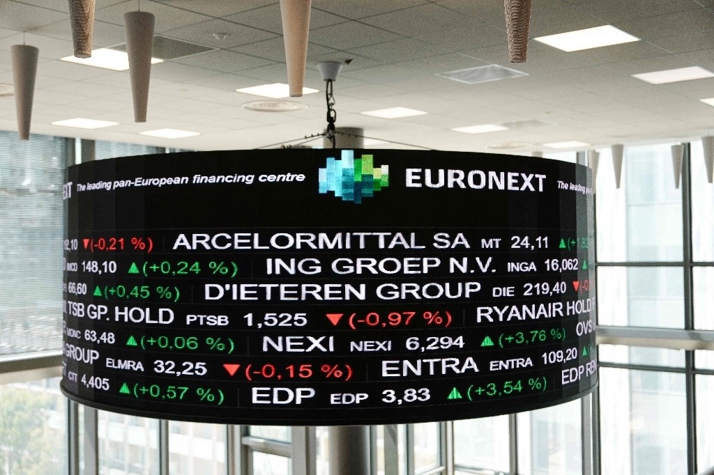 Esta fotografía muestra el indicador del precio de las acciones de Euronext en el edificio Euronext en La Defense, en las afueras de París. Foto Afp/ archivo