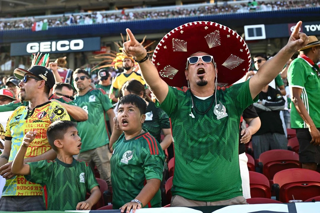 La afición mexicana es una de las que más asisten a los Mundiales, pero hoy día hay incertidumbre sobre su presencia en el Mundial que realizarán Estados Unidos, México y Canadá. Foto 
