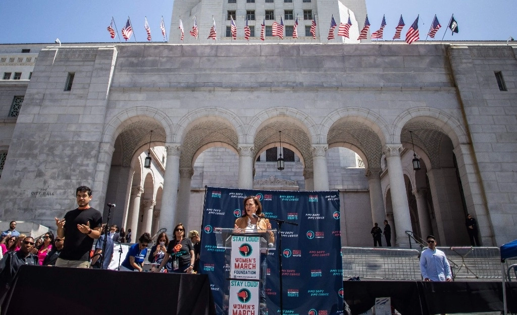 La vicepresidenta de Estados Unidos, Kamala Harris, da un discurso durante una marcha en favor del derecho al aborto en Los Ángeles, el pasado 15 de abril. Foto Afp 