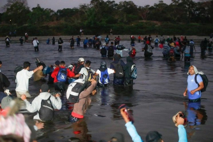 Unos dos mil migrantes centroamericanos ingresaron esta madrugada al país por el río Suchiate, a dos kilómetros de distancia del puente internacional Rodolfo Robles. Foto Víctor Camacho 