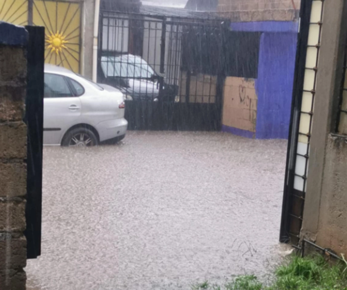 Colonos externaron preocupación, pues destacaron que a las 17:45 minutos comenzó a acumularse el líquido pluvial en calles y avenidas del fraccionamiento. En junio del 2024, el desbordamiento de un canal que rodea el conjunto urbano, inundó más de 400 casas y más de 2 mil habitantes de esa comunidad. Foto 