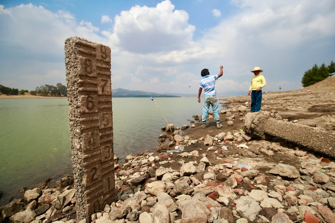 El bajo nivel del agua en la presa Villa Victoria, en el estado de México, se encuentra en su nivel históricamente más bajo, lo que afecta al Sistema Cutzamala. Foto Luis Castillo / Archivo