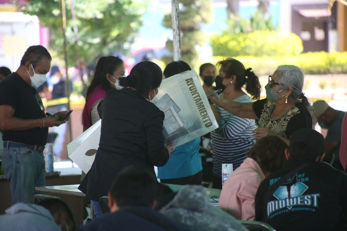 Conteo de votos en una casilla durante la elección extraordinaria en siete municipios de Oaxaca. Foto Jorge A. Pérez Alfonso