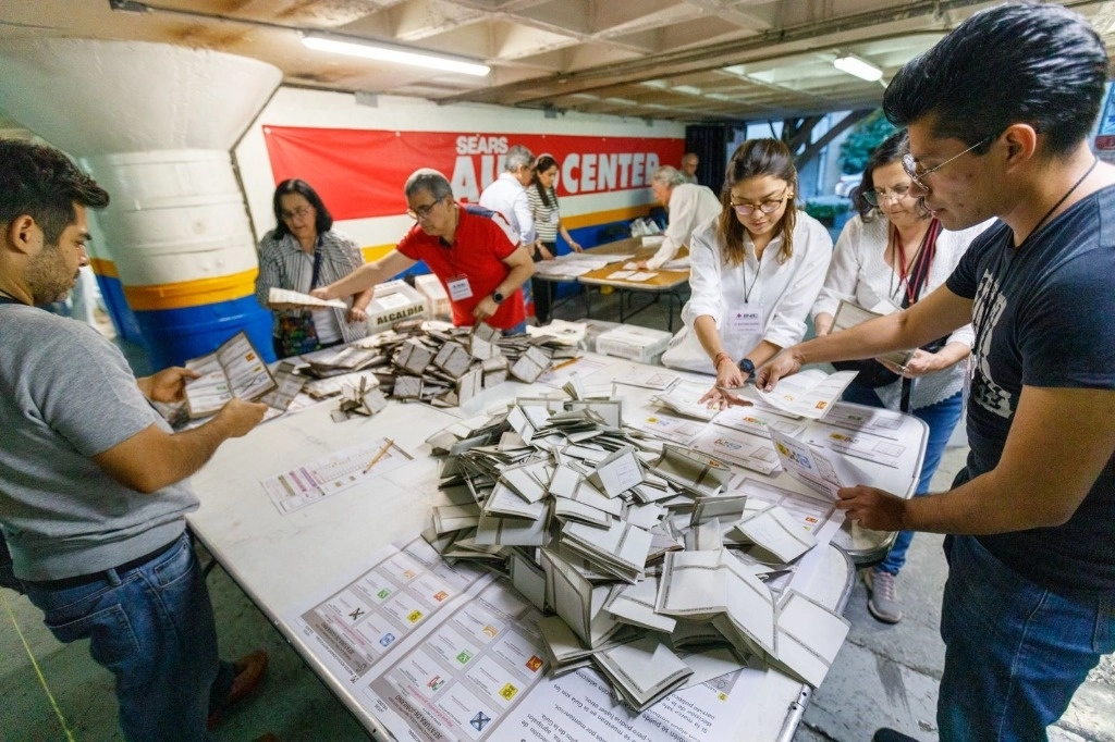 Conteo de votos en la casilla 4554 ubicada en la calle de San Luis Potosí, dentro del estacionamiento de Plaza Insurgentes, en la Ciudad de México, el 2 de junio de 2024. Foto Pablo Ramos