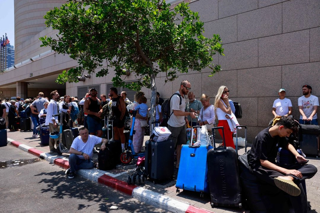 Personas originarias de Europa se alistan para evacuar Israel ante el conflicto armado con Irán, en Tel Aviv, el 17 de junio de 2025.Foto 