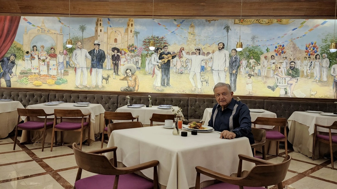 “Antes de iniciar la supervisión del Tren Maya, desayunando huevos motuleños y como fondo el mural pintado por varios artistas dirigidos por el maestro Ariel Guzmán en enero de 1995, en un hotel en Mérida”, tuiteó el mandatario. Foto tomada de la cuenta de Twitter @lopezobrador_