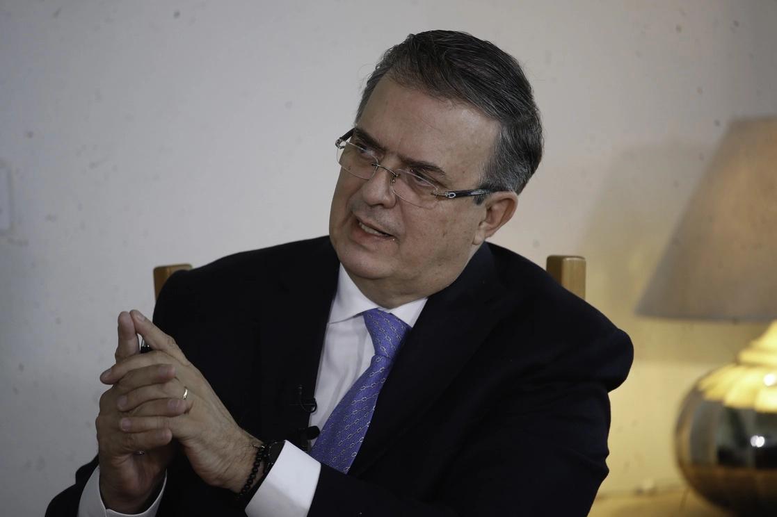 Estados Unidos acusa a México de socavar empresas estadunidense productoras de energía, para beneficiar a Pemex y CFE, mientras Canadá aduce que la política mexicana en el sector es inconsistente con el T-MEC. En la imagen, el canciller Marcelo Ebrard en entrevista para 'La Jornada'. Foto Cristina Rodríguez / Archivo 