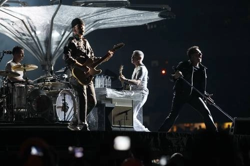 El grupo irlandés U2 durante una presentación en el estadio Azteca, el 11 de mayo de 2011. Foto Yazmín Ortega Cortés