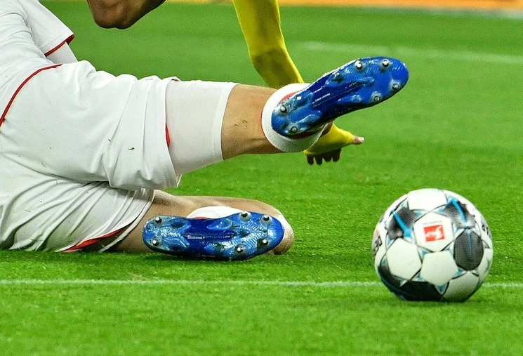 En Escocia, Bélgica y Holanda, una cascada de demandas amenaza a los campeonatos que han decidido dar por terminada la temporada por el Covid-19. Foto Ap / Archivo