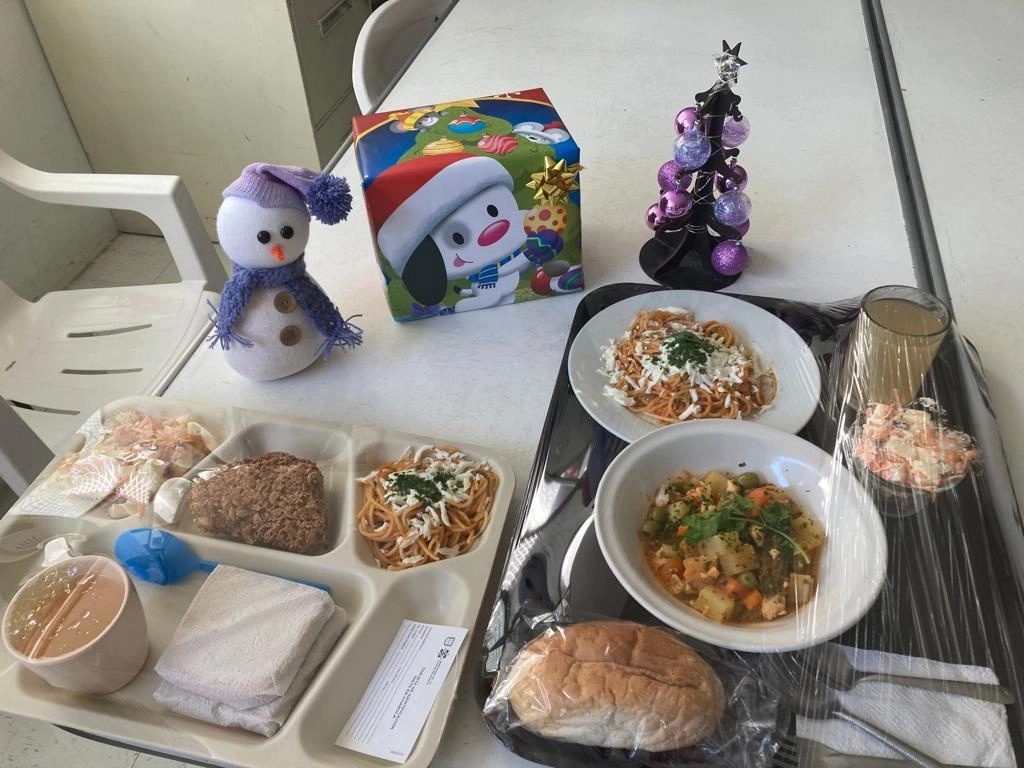 En 35 hospitales de la rede local esta noche se servirá una cena especial para médicos, personal de salud y paciente. Foto Secretaría de Salud