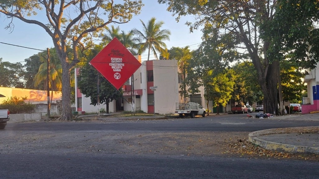 Además, cuentan otra propiedad donde comenzaron con las nuevas instalaciones de la dirigencia estatal, ubicadas en la Calzada Galván de la capital del estado, pero que dejaron inconclusas debido a malos manejos financieros en 2018. Foto Sede estatal del PRI COLIMA (Juan C. Flores)