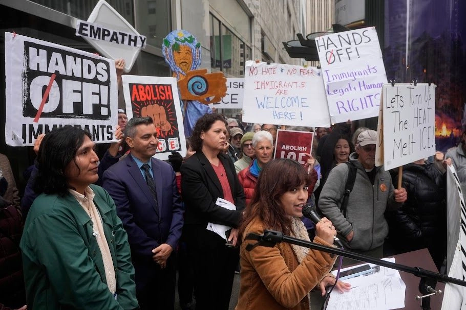  Integrantes de organizaciones defensoras de los derechos de los migrantes, entre ellos Sanika Mahajan (abajo), realizaron ayer una conferencia de prensa y una manifestación en San Francisco para protestar por las redadas del ICE. Foto