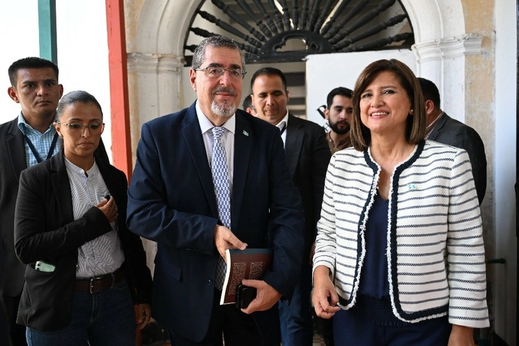 El presidente electo de Guatemala, Bernardo Arévalo, y la vicepresidenta electa, Karin Herrera (derecha), después de una conferencia de prensa en Guatemala, en la que sostuvieron que políticos de derecha quieren impedir que tomen protesta en enero próximo. Foto Afp