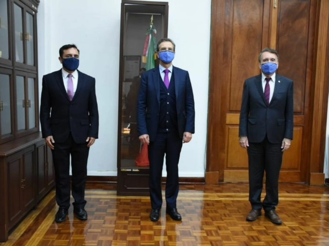 Arturo Reyes, designado como nuevo director del IPN; Esteban Moctezuma, secretario de Educación y Mario Alberto Rodríguez Casas, director saliente de la institución educativa. Foto tomada del sitio https://www.gob.mx/sep/articulos/boletin