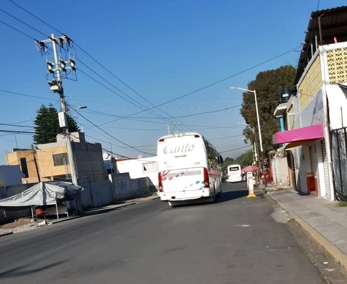 Los autobuses partieron de la Uach y del Colpos rumbo al Word Trade Center, donde autoridades de estas instituciones y el gobierno federal celebrarán el Día del Ingeniero Agrónomo. Foto ‘La Jornada’