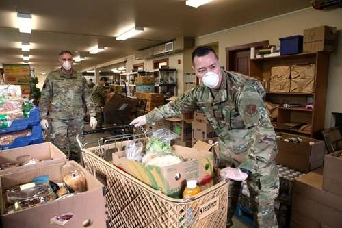  La Guardia Nacional Aérea de Washington ayuda a distribuir víveres del banco de alimentos del condado en Edgewood, ante la emergente escasez. Foto Afp
