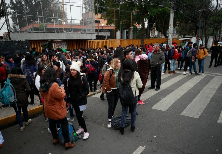 
Encapuchados impiden el acceso a la ENP No. 5 de la UNAM "José Vasconcelos". Foto Alfredo Domínguez 