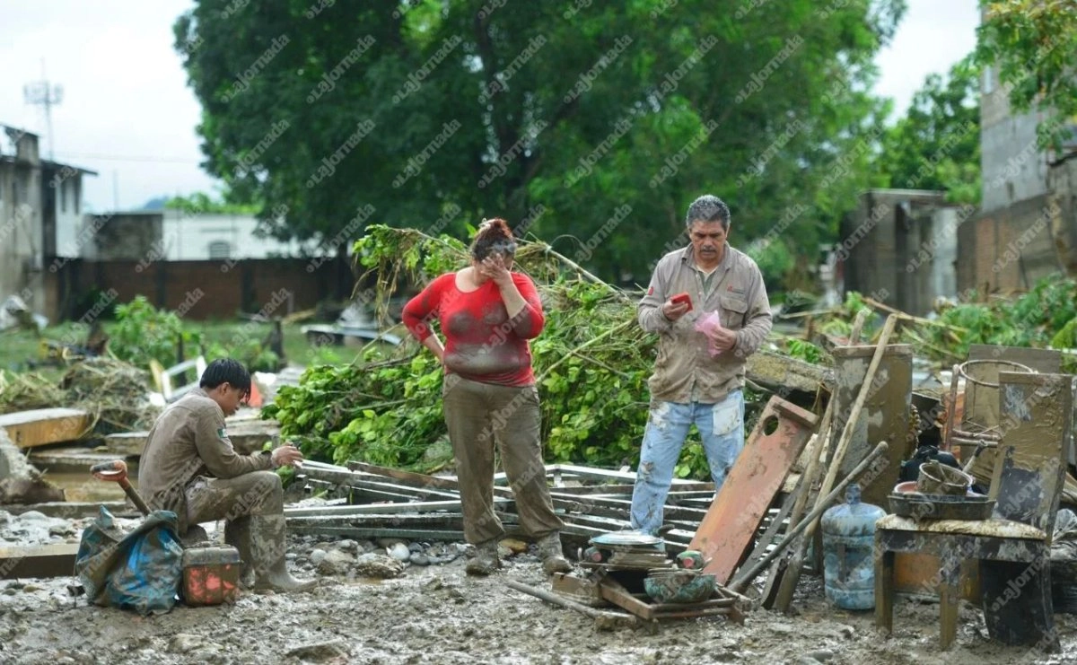 En Poza Rica, Veracruz, las familias de las colonias Morelos y Las Granjas Parte Alta regresaron a sus viviendas para recuperar sus pertenencias entre lodo que dejaron las inundaciones, el 11 de octubre de 2025. Foto