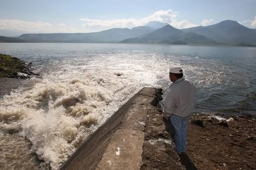 Sobre el almacenamiento de agua en las 210 presas de México; hasta ayer, cuatro estaban a 100 por ciento de su llenado. Foto Francisco Olvera / Archivo