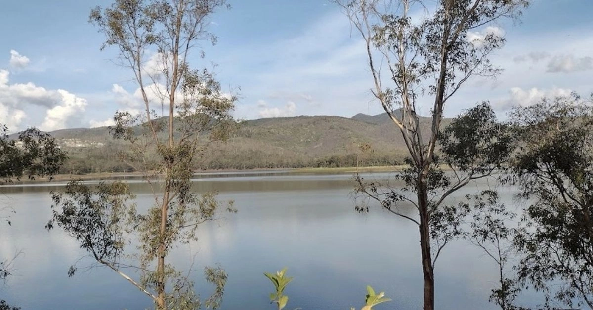 Está previsto que para octubre habrá más huracanes y tormentas, por lo que en su momento podría haber nuevamente algunos desfogues en la de Cointzio, que está permanentemente vigilada porque Morelia está en la parte baja de la presa y podría causar graves daños en caso de desborde.