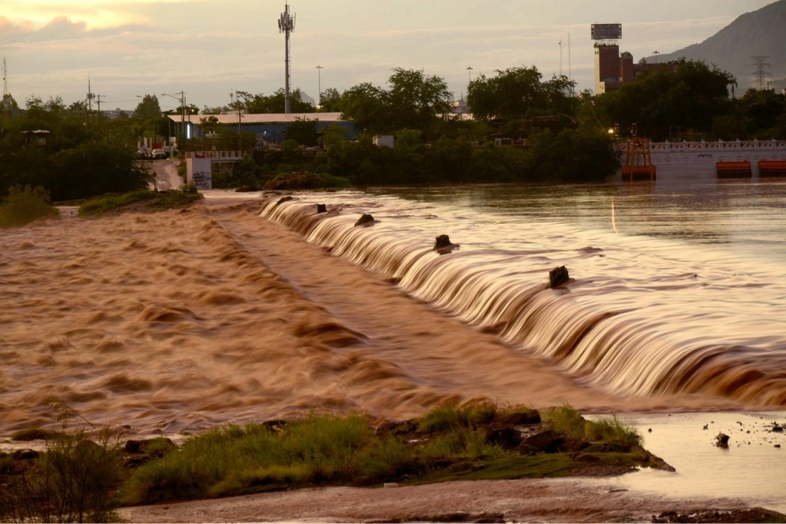 Desborde del río Culiacán, a la altura de la presa Derivadora. Foto Cuartoscuro / Archivo