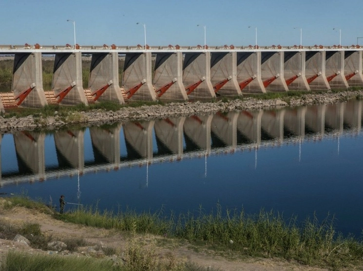 La presa Morelos en el Valle de Mexicali, la cual provee de agua a los municipios de Ensenada y Tijuana. Foto Cuartoscuro / Archivo
