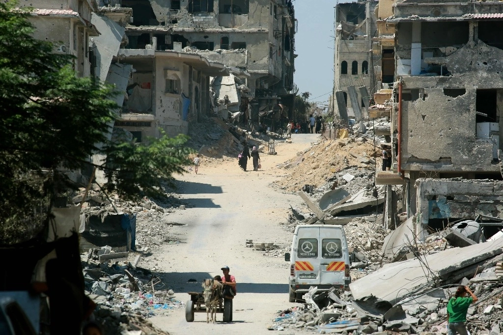 Edificios destruidos en un bombardeo israelí, en Khan Yunis, en el sur de la Franja de Gaza, el 19 de julio de 2024. Foto Afp