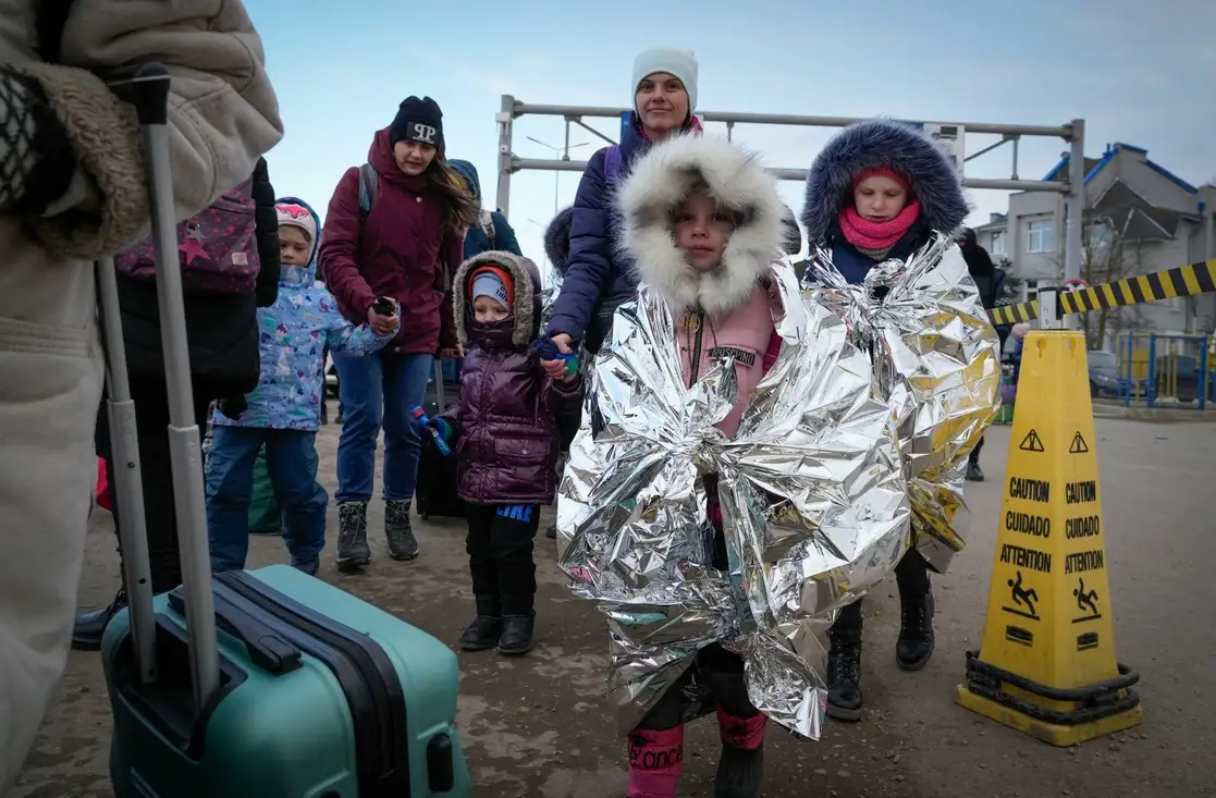 En dos semanas han huido 2.3 millones de ucranios a la Unión Europea. La gran mayoría son mujeres y niños, ya que los hombres mayores de 18 años deben permanecer en su país para defenderlo. La imagen, en Palanca, Moldavia, el 10 de marzo de 2022. Foto Ap