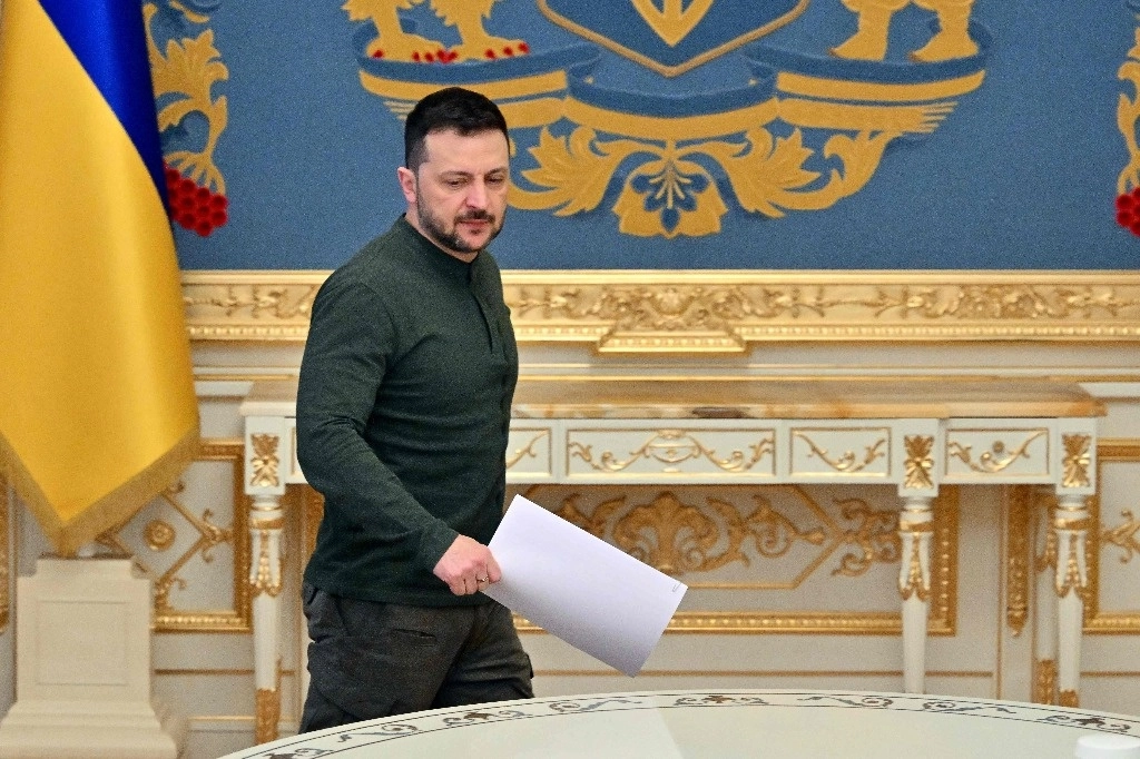 El presidente de Ucrania, Volodymir Zelensky, entra para conversar con el enviado especial de Estados Unidos para Ucrania en sus oficinas en Kiev el 20 de febrero de 2025. Foto Afp