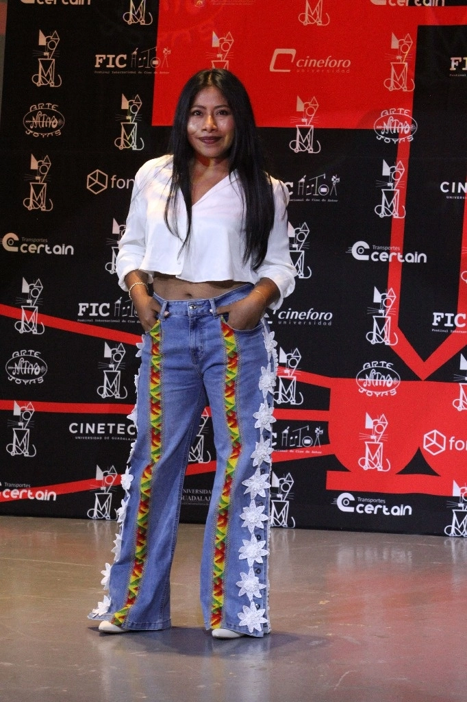 La actriz y productora Yalitza Aparicio en la presentación de la cinta 'Presencias', en el Cineforo de la Universidad de Guadalajara. Foto Arturo Campos Cedillo