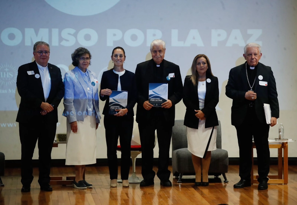 La entonces candidata a la presidencia por la coalición Sigamos haciendo Historia, Claudia Sheinbaum, Rogelio Cabrera monseñor presiente  del episcopado mexicano , Ramón Castro Castro, Luis Gerardo Moro, la  Hermana  Juana Ángeles Zárate, Denisse María,  entre otros, participan en la  firma por parte de los candidatos a la presidencia de la república por el “Compromiso Nacional por La Paz, en el  Auditorio Alfonso García Robles del Centro Cultural Tlatelolco, en la Ciudad de México, 11 de marzo de 2024. Cristina Rodríguez/ La Jornada/Archivo 