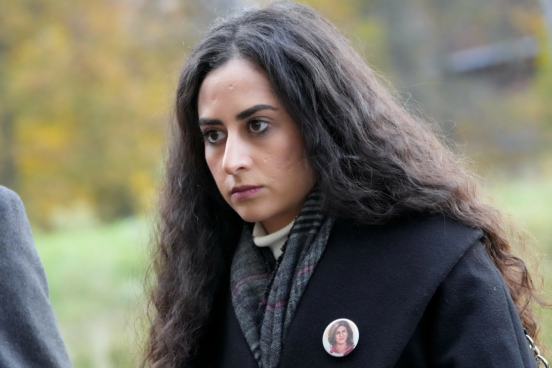 Lina Abu Akleh, sobrina de la periodista palestino-estadunidense Shireen Abu Akleh, afuera de la Corte Penal Internacional. Foto Ap 