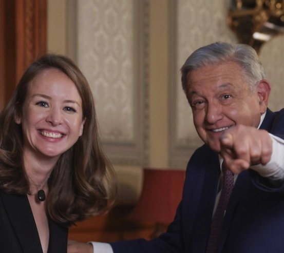 El presidente Andrés Manuel López Obrador (der) junto con la periodista Inna Afinogenova (izq). Imagen tomada del video publicado en redes sociales