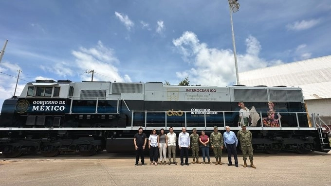 El presidente Andrés Manuel López Obrador dio a conocer la locomotora del Tren Interoceánico, que atravesará de Salina Cruz, Oaxaca a Coatzacoalcos, Veracruz. Foto @lopezobrador_