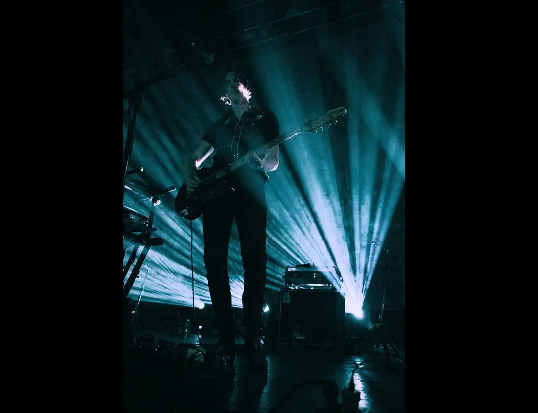 El bajista Jacob Haubjerg en el concierto de Trentemøller en la Ciudad de México. Foto Cortesía Florencia Díaz