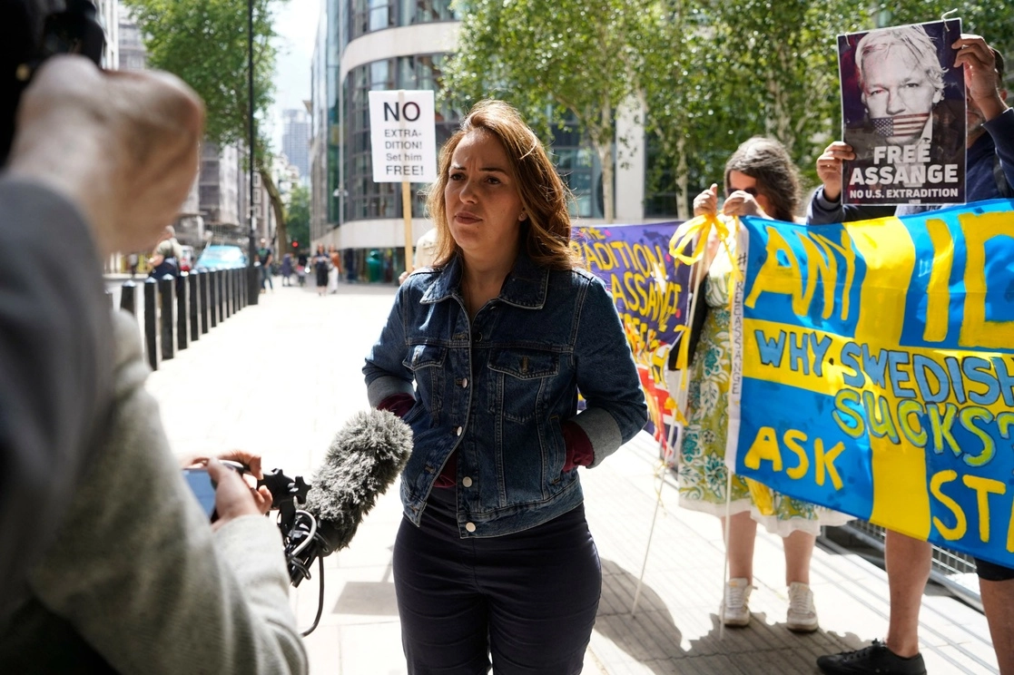 Stella Assange, esposa del fundador de WikiLeaks, Julian Assange, habla con la prensa durante una manifestación para protestar por la extradición de su esposo frente al edificio del Ministerio del Interior en Londres, el 1 de julio de 2022. Foto Afp