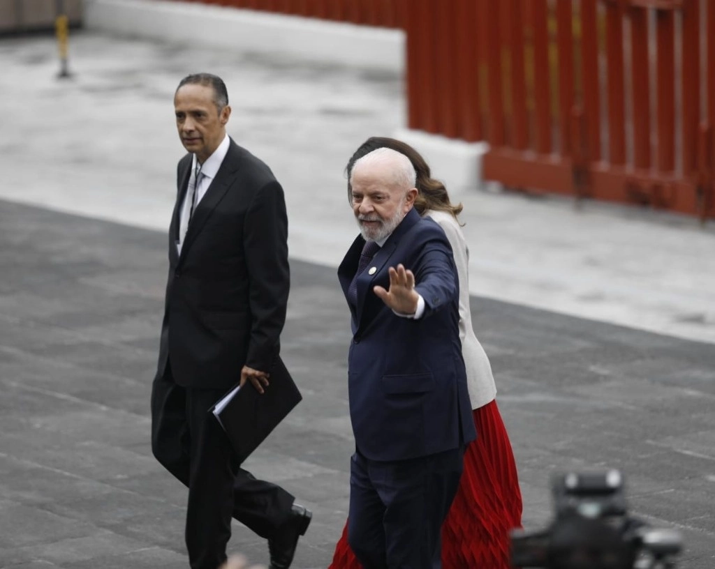El presidente de Brasil, Luiz Inácio Lula da Silva (c) a su llegada a la Cámara de Diputados para la toma de protesta de Claudia Sheinbaum. Foto Pablo García