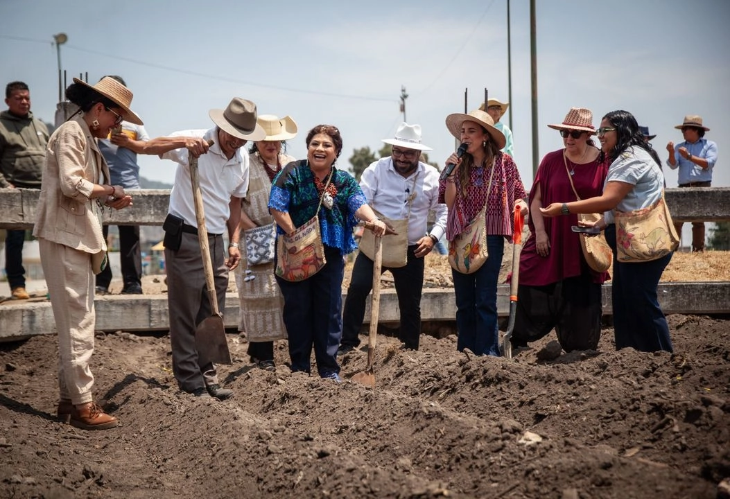 Clara Brugada, jefa de Gobierno de la CDMX, acompañada de Gabriela Osorio Hernández, alcaldesa de Tlalpan, encabezaron la presentación del proyecto Utopía de la Madre Tierra. 