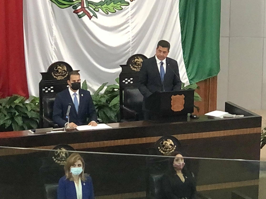 Francisco Cabeza de Vaca durante su informe en el Congreso de Tamaulipas. Foto @JLozanoA