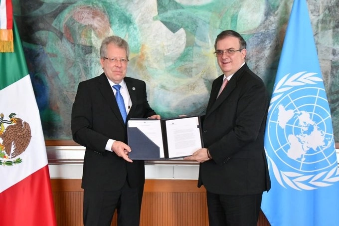 El canciller Marcelo Ebrard (der) y Peter Grohmann, Coordinador Residente de ONU en México (izq) durante la entrega de credenciales. Foto tomada de la cuenta de Twitter @m_ebrard