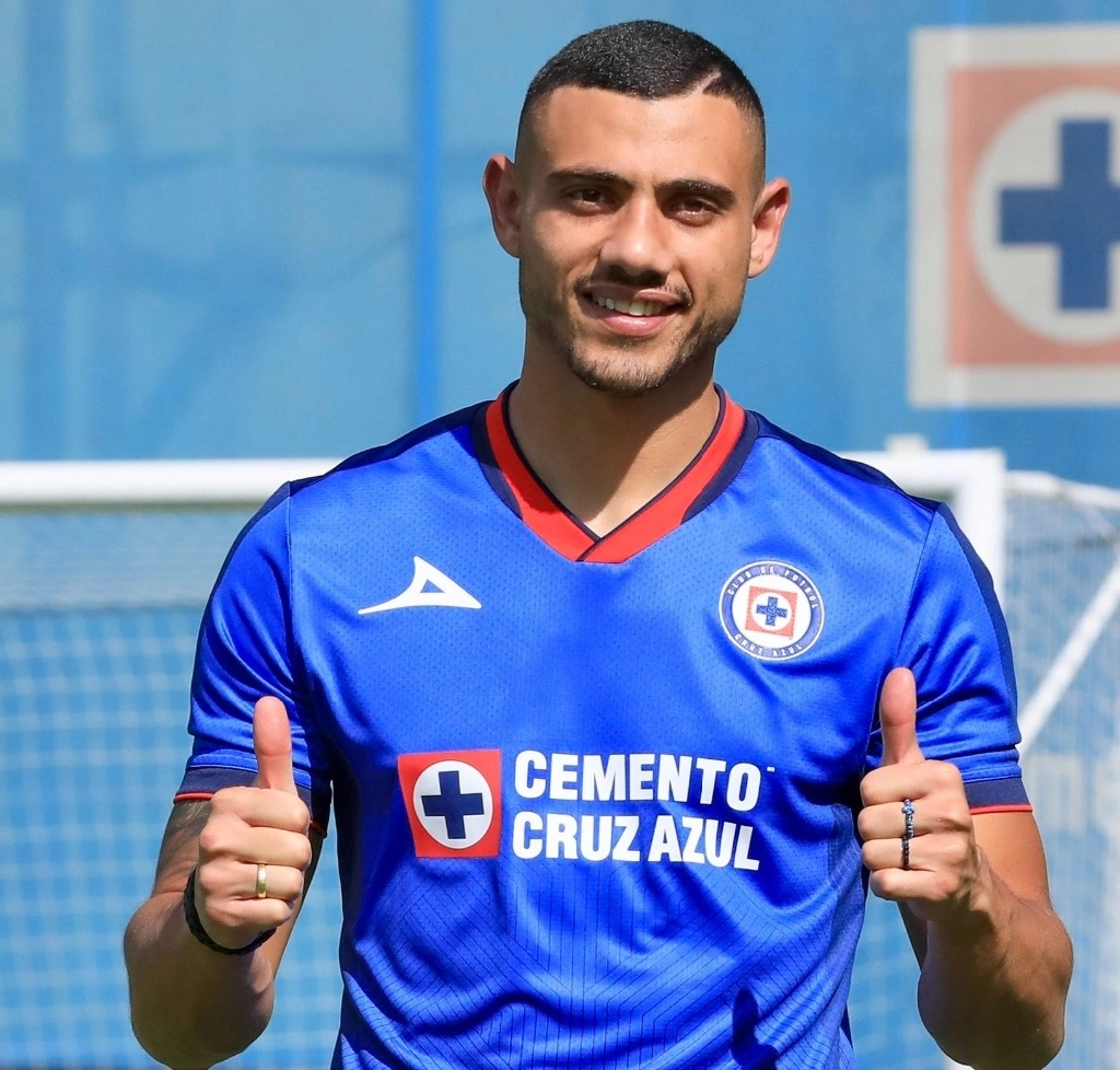"Es mi trabajo y me encantan este tipo de retos, es una motivación y puedo manejarlo", manifestó el atacante con pasado en equipos europeos como Celtic, AEK Atenas y Venlo. Foto @CruzAzul 