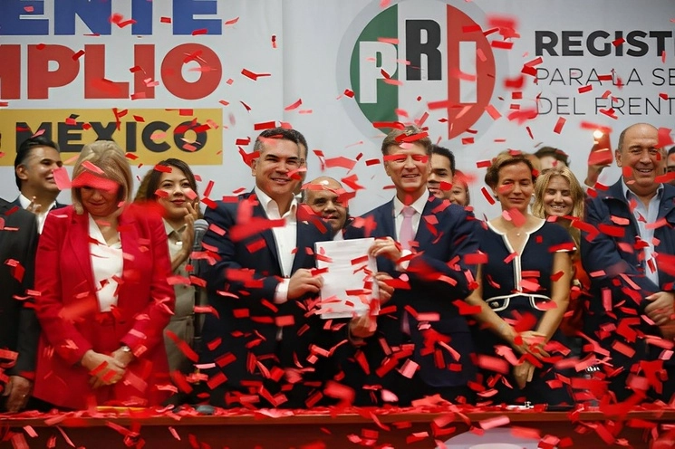 Enrique de la Madrid entrega su registro como aspirante a la candidatura del Frente Amplio por México al presidente nacional del PRI, Alejandro Moreno, en el CEN del partido, en la Ciudad de México, el 5 de julio de 2023. Foto José Antonio López