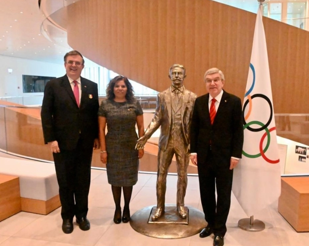El canciller Marcelo Ebrard entregó este viernes a Thomas Bach, presidente del Comité Olímpico Internacional, la carta de intención de México para organizar los Juegos Olímpicos en 2036-40. Imagen tomada del Twitter @m_ebrard