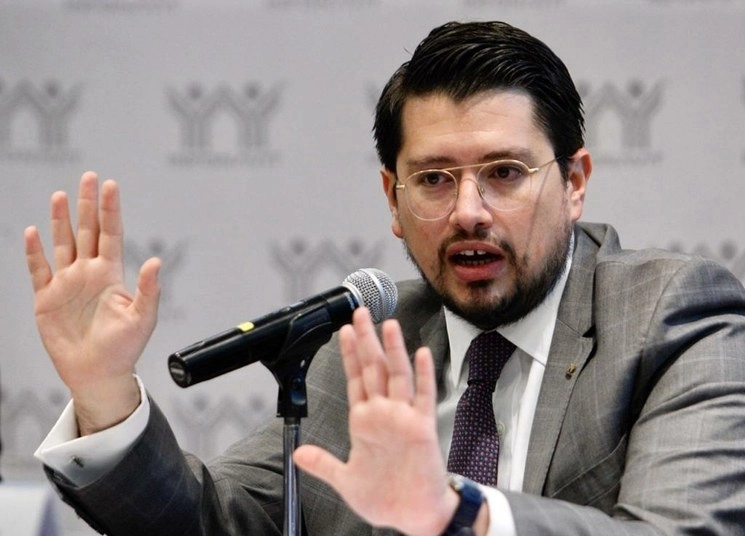 Carlos Martínez, director del Infonavit, durante una conferencia de prensa. Foto Roberto García Ortiz / Archivo

