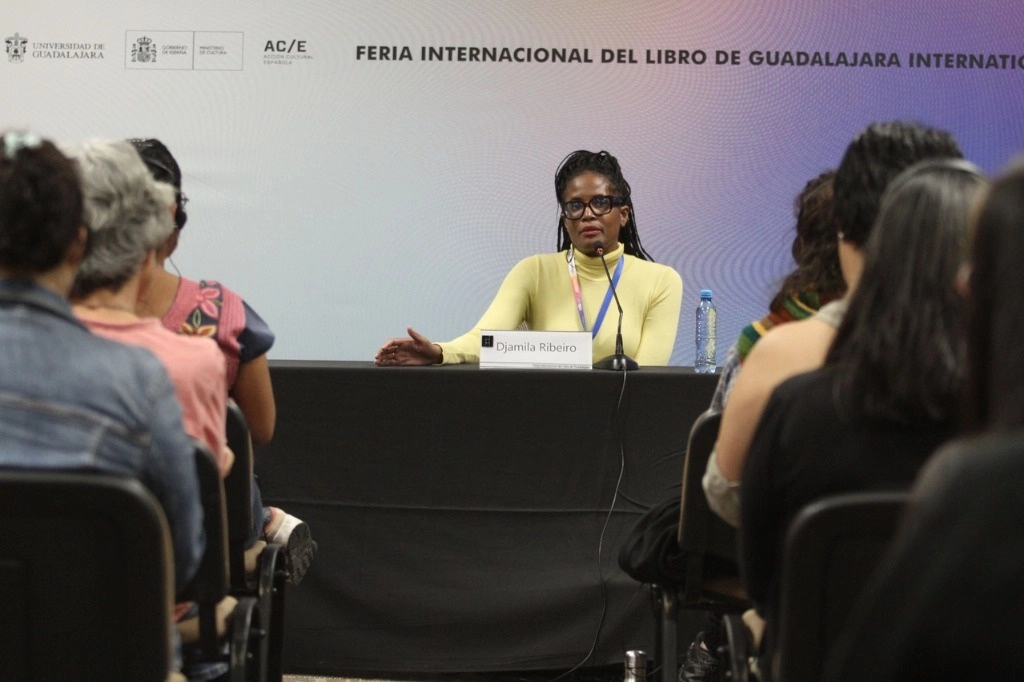 Afectos, ancestralidades y cotidianos de las mujeres negras en Brasil, Jamila Ribero lee cartas para mi abuela en la FIL 2024. Foto Arturo Campos Cedillo 