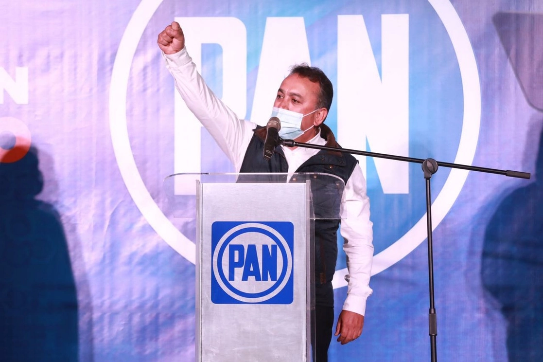 El ex diputado Francisco Pelayo Covarrubias presentó su registro como precandidato del PAN al gobierno de Baja California Sur. Foto Cortesía del PAN en BCS