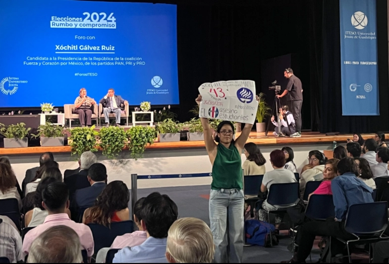 Alumna se manifiesta durante el foro con la candidata presidencial, Xóchitl Gálvez. Foto Néstor Jiménez