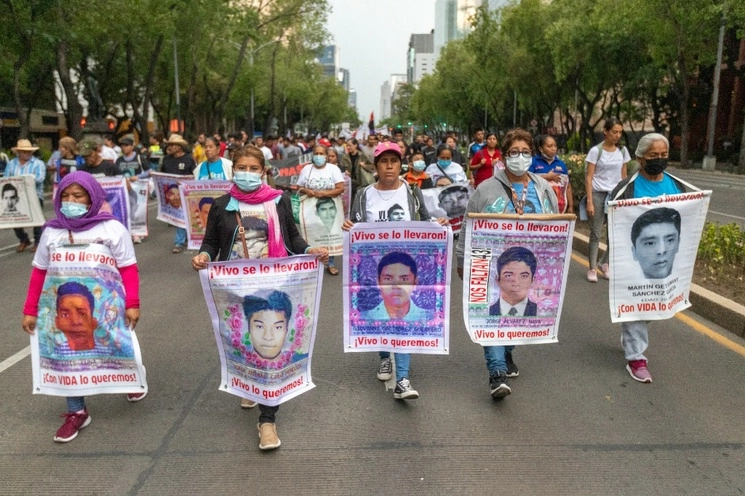 Familiares de los 43 normalistas de Ayotzinapa durante una protesta. Foto Pablo Ramos
